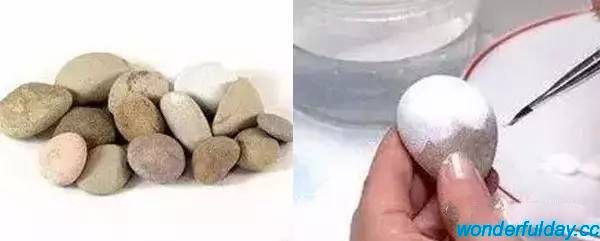 用什么做手工制作最神奇 它就是一颗可爱的小石头 我们来用石头画双黑白小猫咪吧! 分别找圆形和椭圆形的石头各两块,像这样拼起来 分别将它们涂上黑白两种颜色 最后,给它们加上五官和尾巴,萌萌哒小猫就画好了! 两只小猫不仅会抓老鼠,眼前飞过的七星瓢虫,也会成为它们的玩具哦! 七星瓢虫可以怎么画呢?先把石头上下两部分, 分别涂成黑色和红色 接下来,就可以加上瓢虫的小点点了,最后千万别忘了给它点上眼睛哦! 小企鹅从北极来找孩子们玩了。 孩子们想要它成为好朋友?那就得先准备好一块石头! 像这样画
